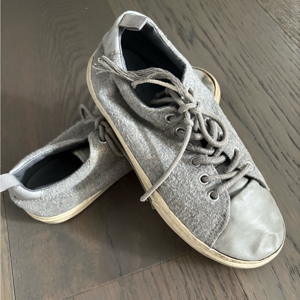 Gap boys gray runners sz 3 youth GUC (comes with new laces)